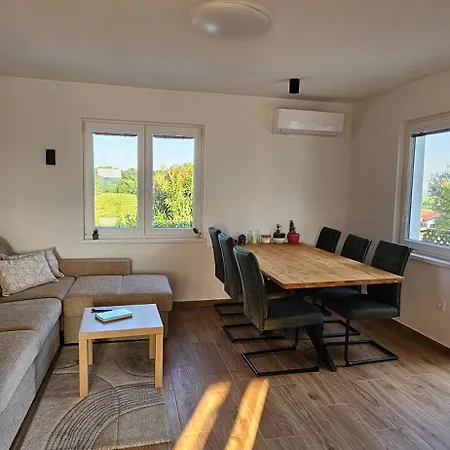 펜션 The Cosyvine House - A Peaceful Private Retreat With Jacuzzi, Sauna, And Breathtaking Brda Views