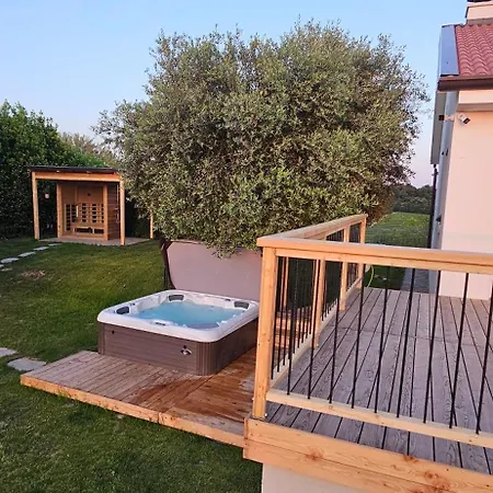펜션 The Cosyvine House - A Peaceful Private Retreat With Jacuzzi, Sauna, And Breathtaking Brda Views *